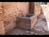 03415 ostia - regio i - insula iii - caseggiato dei molini (i,iii,1) - raum 28 - wasserbecken an der westwand.jpg